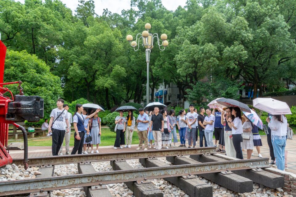 铁路园接待.jpg 铁路园接待.jpg