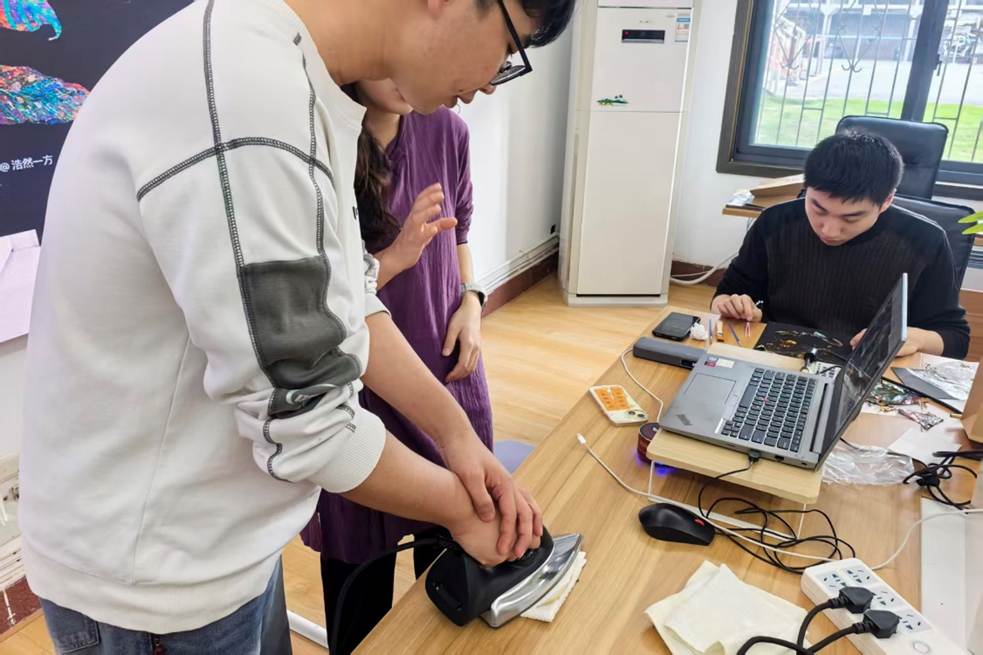 人在玩电脑 AI 生成的内容可能不正确。